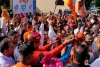 डूंगरपुर में कार्यकर्ताओं के साथ 'पूनियां डांस'