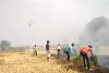 दमकल का अभाव, आग से खाक हो रहे अन्नदाता के गेहूं