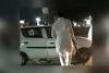 कांग्रेसी नेता की दादागिरी: कार में खरोच आने पर कार के ड्राइवर को  डंडों से पीटा 