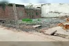खाली भूखंड में फैली गंदगी व कीचड़ से जीना हुआ मुश्किल