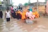 मूसलाधार बारिश से घरों में घुसा पानी सहायता के लिए पहुंचे पार्षद