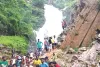 लगातार बारिश से पहाड़ से फूटे दर्जनों झरने