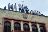 ये कैसा प्रदर्शन: मर्यादा भूल कुलपति सचिवालय की छत पर चढ़े एबीवीपी कार्यकर्ता 