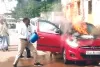 सड़क किनारे खड़ी कार में लगी अचानक आग