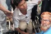 युवक का पैर अस्पताल गेट के काऊ कैचर में फंसा