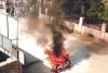नई बाइक बार-बार हो रही थी खराब, युवक ने हीरो  के शोरूम के सामने पेट्रोल डालकर लगाई आग