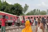 गोंडा में बड़ा ट्रेन हादसा; चंडीगढ़ एक्सप्रेस के 10-12 डिब्बे हुए डिरेल, हादसे में 2 यात्री की मौत