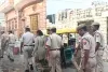 कच्ची शराब और अवैध हथियारों की तलाश में पुलिस की छापेमारी, 10 लोगों के खिलाफ कार्रवाई