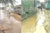 पेयजल पाइप लाइन के लिए खोदी सड़कें: मरम्मत के नाम पर गड्ढों में भर दी मिट्टी 