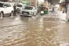 बारिश झम-झम, शहर थम-थम : सड़कों पर भरा पानी, वाहन रेंग-रेंग कर चलते रहे