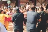 दर्शन के लिए लाइन में लगे श्रद्धालुओंं से मंदिर के गार्डों ने की मारपीट