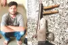 सीएसटी टीम ने हथियार तस्कर को पकड़ा, एक देसी कट्टा, दो जिंदा कारतूस और एक कार बरामद 