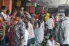 बस स्टैंड पर यात्रियों की भारी भीड : रोडवेज की बसें पड़ी कम, रेलवे ने किया 2 दर्जन से अधिक स्पेशल ट्रेनों का संचालन 