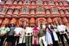कंटेंट क्रिएटर्स ने हवामहल स्मारक का किया भ्रमण, पर्यटकों के साथ ली सेल्फी 
