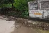 आम रास्तों पर कीचड़ और गंदगी से परेशान लोग