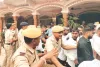 कपड़े फटे, एक का सिर फूटा, पुलिस ने दोनों पक्षों को मंदिर से बाहर निकाल हालात को संभाला 
