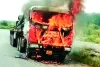 हाईवे पर चलते ट्रक में लगी आग : भीषण लपटों ने केबिन को घेरा, ड्राइवर बाहर कूदा 