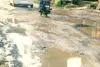 लापरवाही: गड्ढों से भरी सड़क का सफर खतरनाक, राहगीरों की बढ़ी मुश्किल