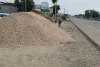 सड़कों पर रेत-गिट्टी के ढेर बने जानलेवा जाल