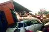 हाईवे पर कार पर पलटा कट्टों से भरा ट्रेलर : कार सवार चालक को ग्रामीणों ने सुरक्षित बाहर निकाला, चालक-खलासी भी बचे