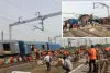 रेलवे ट्रैक पर बॉलीवुड का एक्शन सीन जीवंत : चावल से भरी मालगाड़ी खिलौने जैसे ढेर में तब्दील, सांड को बचाने के चक्कर में एक-दूसरे पर चढ़े डिब्बे