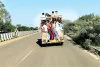 सड़क तो है पर बस नहीं, ग्रामीणों की रोजमर्रा की मुश्किलें बढ़ी, यात्री लोडिंग वाहनों में सफर करने को मजबूर 