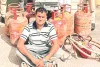 एलपीजी सिलेण्डरों से अवैध रिफिलिंग करते नौ पकडे़, 76 घरेलू सिलेण्डरों समेत कई उपकरण जब्त