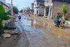 खस्ताहाल सड़क बनी राहगीरों के लिए मुसीबत, उच्च अधिकारियों को अवगत कराया लेकिन सड़क का नहीं हुआ नवीनीकरण 