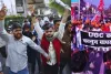 UGC के नए नियमों को लेकर वाराणसी जिला मुख्यालय पर स्वर्ण समाज का विरोध प्रदर्शन, लखनऊ विवि के छात्रों ने की जमकर नारेबाजी