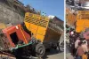 जयपुर-अजमेर एक्सप्रेस हाईवे पर बड़ा हादसा : बेकाबू ट्रक रैलिंग तोड़कर 20 फीट नीचे गिरा, हादसे में ट्रक चालक और खलासी गंभीर घायल 