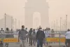 दिल्ली पर कोहरे और प्रदूषण की दोहरी मार, मुंबई में भी सुबह धुंधली, मौसम विभाग ने जारी किया येलो अलर्ट