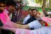 राहुल गांधी ने कार्यकर्ताओं संग मनाई होली : गुलाल लगाकर और मिठाई खिलाकर दी पर्व की शुभकामनाएं, कहा- यह पर्व सभी के जीवन को नई आशाओं और खुशियों से भर दें
