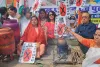 LPG किल्लत के विरोध में महिला कांग्रेस कार्यकर्ताओं ने चूल्हा जलाकर केंद्र सरकार पर साधा निशाना, विफल विदेश नीति का लगाया आरोप