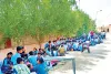 लोकतंत्र के 75 वर्ष पूरे, अब भी पेड़ की छांव में पढ़ने को मजबूर भारत का भविष्य