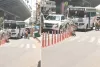 चौराहे पर प्लास्टिक बैरिकेड बने जाम की वजह, ट्रैफिक व्यवस्था बिगड़ी