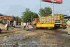 CNG सिलेंडरों से भरा ट्रेलर पलटा, गैस रिसाव से गांव में मची दहशत