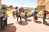 अब धूप नहीं बनेगी रुकावट, जंतर-मंतर में पर्यटकों को दिए जा रहे छाते