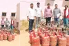 घरेलू गैस के अवैध कारोबार का भंडाफोड़, पांच जगहों पर रसद विभाग की कार्रवाई