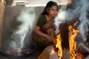 सिलेंडर की आग ने जलाया बजट : फिर सुलगने लगी अंगीठी की आग, रसोई में धुएं वाले चूल्हे की वापसी