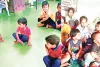 स्कूलों में ताले, आंगनबाड़ी केंद्र पर आने को मजबूर बच्चे