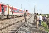 आग की अफवाह के बाद ट्रेन से कूदे यात्री, दूसरी ट्रेन की चपेट में आकर 4 की मौत
