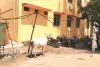 लापरवाही : अस्पताल परिसर में झूलते बिजली के तार