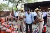 पुलिस की कार्रवाई : अवैध गैस रिफिलिंग और कालाबाजारी करने वाला गिरफ्तार, 13 गैस सिलेंडर जब्त