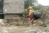 नाला निर्माण में लापरवाही, नई छत पर पड़ी दरारें