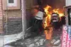 चार्जिंग के दौरान इलेक्ट्रिक बाइक में लगी आग, पार्किंग में खड़ी कई मोटरसाइकिलें भी जलीं