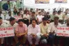 पर्यटक गाइडों का शहीद स्मारक पर धरना : सामाजिक सुरक्षा, बीमा, पेंशन और आर्थिक सहायता की उठाई मांग