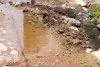नाली पर अतिक्रमण से रास्ते में जलभराव, मोहल्लेवासी परेशान