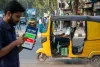 मोबाइल ऐप से ई-रिक्शा बंद कर रहे लोग, दावा कितना सही? 