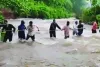 महाराष्ट्र में चेतावनी के बाद वॉटरफॉल पर जमा हुई भीड़ : पानी बढ़ने से तेज बहाव में फंसे 100 से अधिक पर्यटक, गांव के लोगों ने रस्सियों ने किया रेस्क्यू