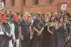 संसद परिसर में विपक्षी दलों के नेताओं की बैठक, सरकार के खिलाफ प्रदर्शन